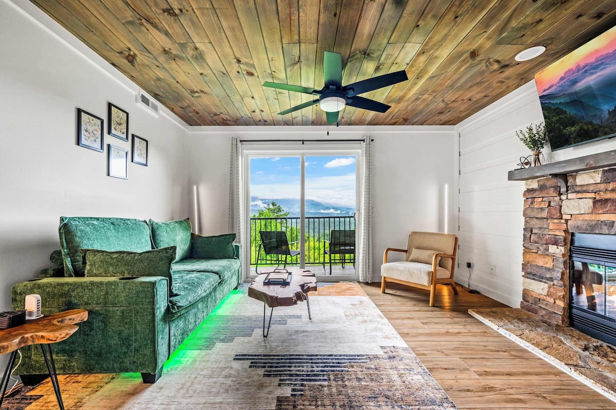 Condo, 1 King Bed with Sofa bed, Balcony, Mountain View | Living area