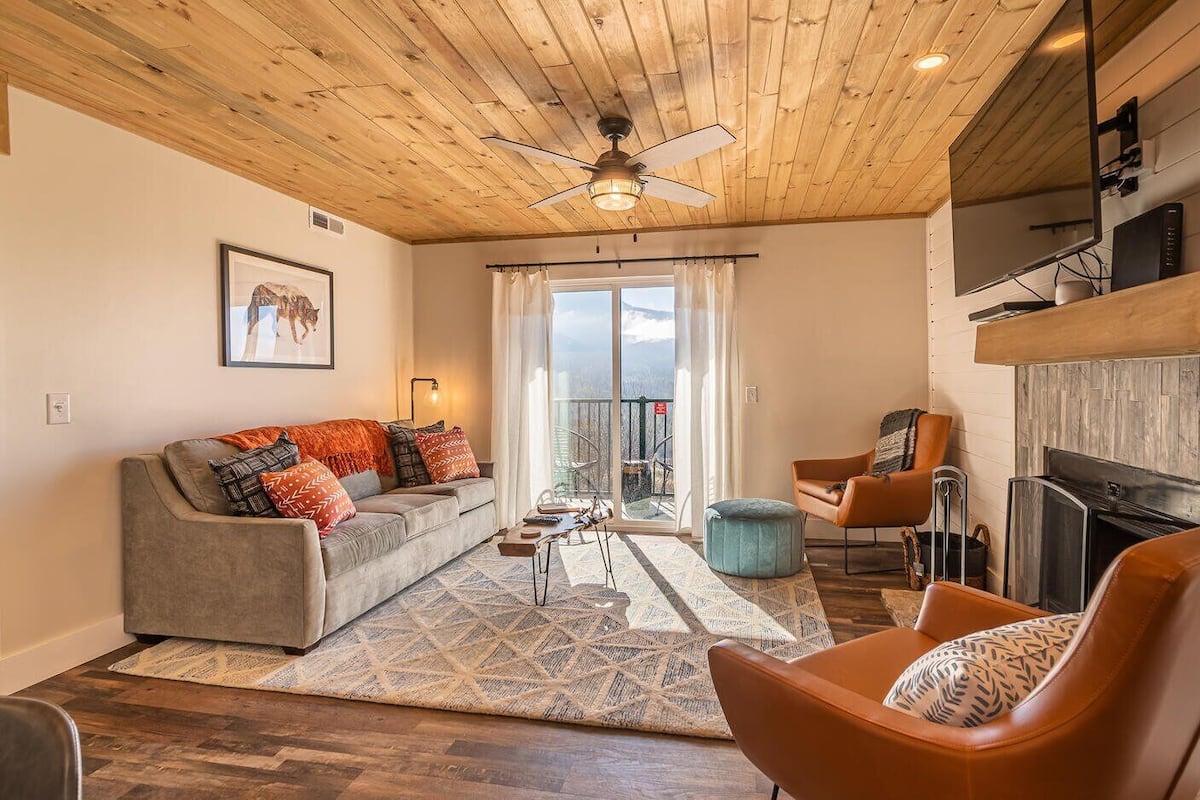 Condo, 1 King Bed with Sofa bed, Balcony, Mountain View | Woonruimte