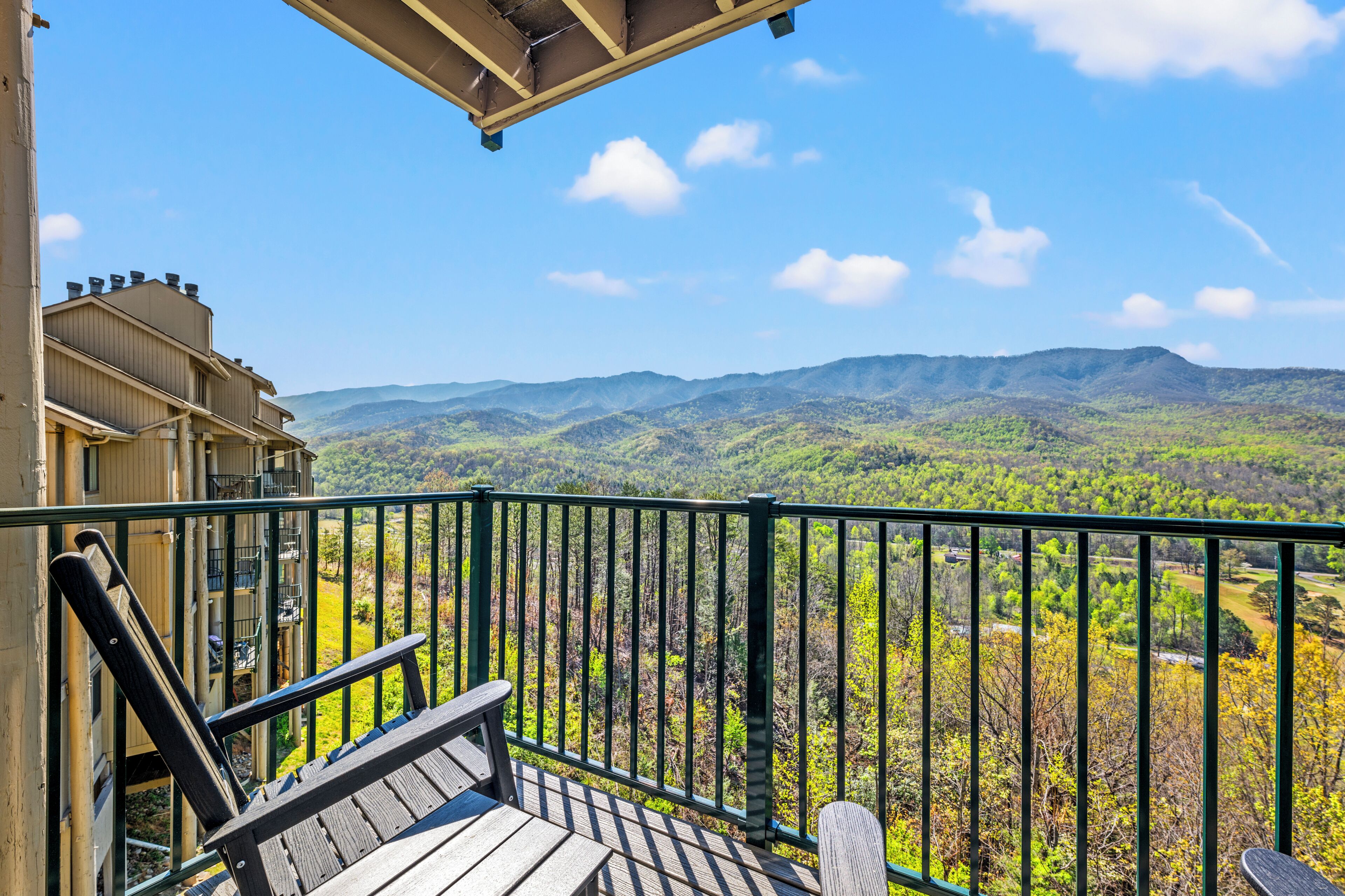 Un balcón con vista a un paisaje montañoso.