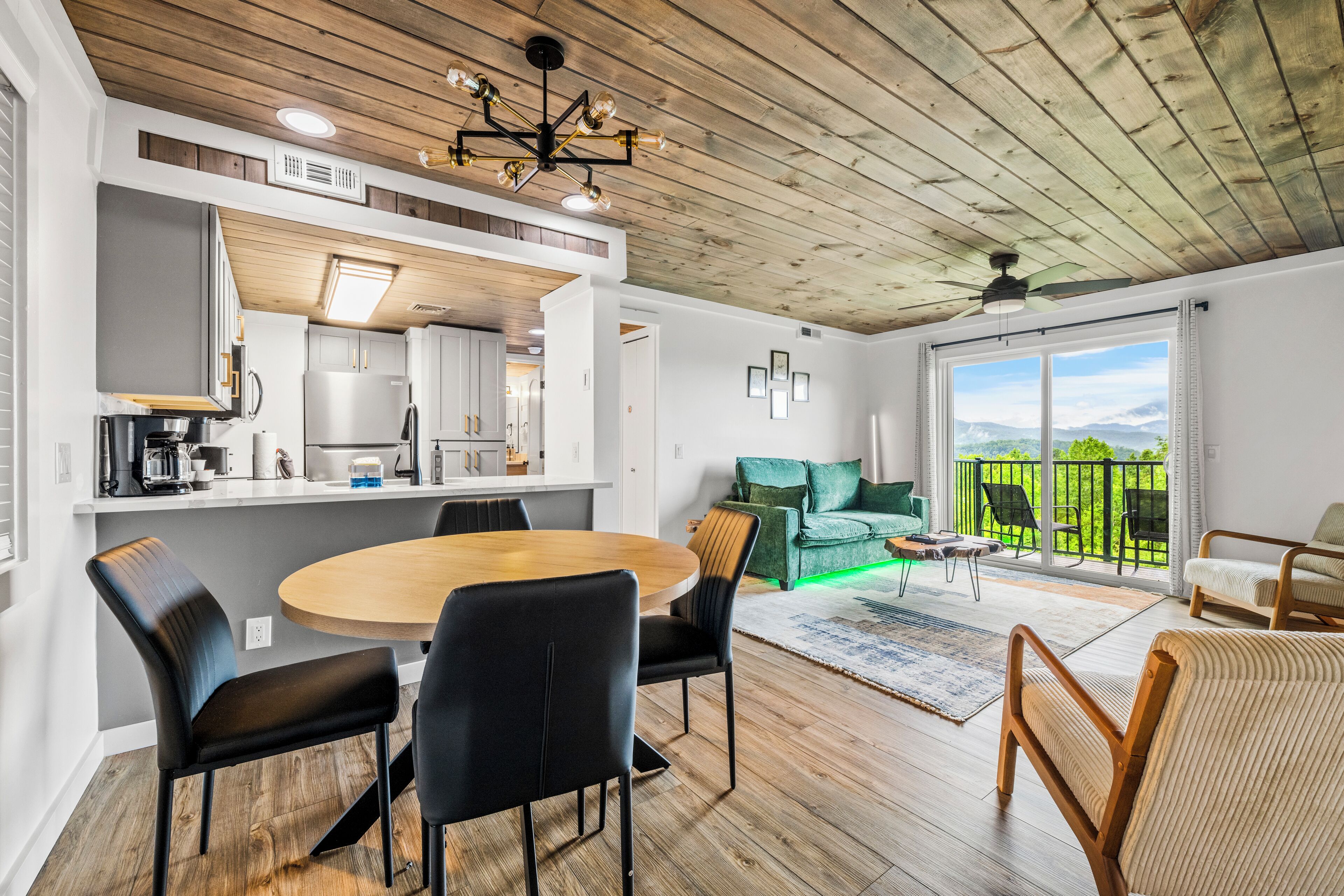 Cozy Bear | Gatlinburg Condo, King Bed, Pool & Mountain Views | Área de sala de estar