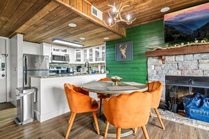 Sky View Mountain Dream | Luxe Condo - Mountain Views - Pool, Hot Tub, Sauna | リビング エリア