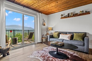 Sky View Mountain Dream | Luxe Condo - Mountain Views - Pool, Hot Tub, Sauna | Oppholdsområde