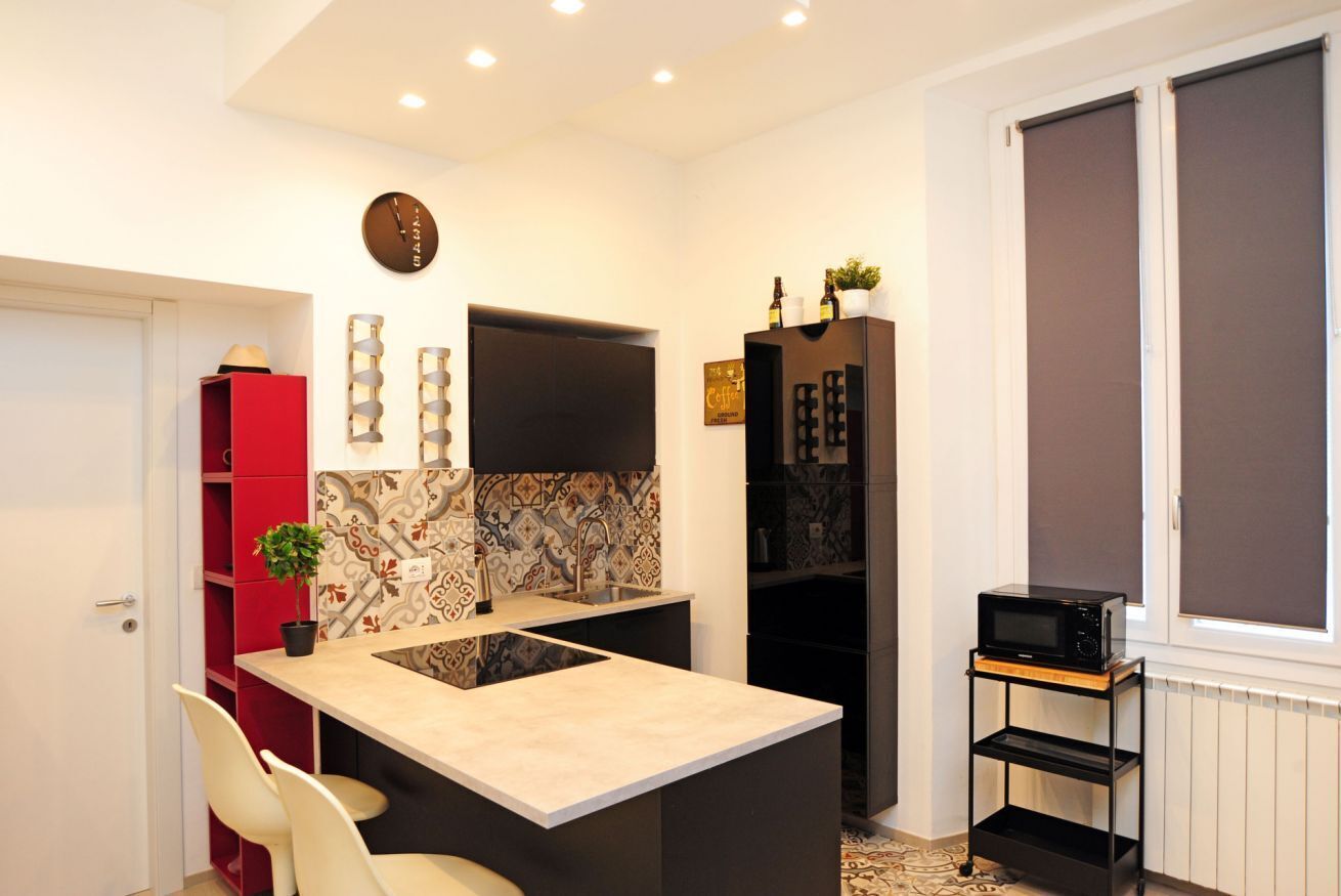 Parrilla de estufa, cafetera y tetera y utensilios de cocina 