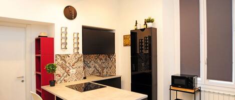 Stovetop, coffee/tea maker, cookware/dishes/utensils