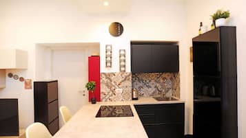 Stovetop, coffee/tea maker, cookware/dishes/utensils