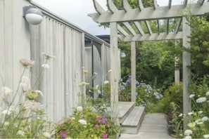 Property grounds - Cozy Hamptons Beach House 1 Block from the Beach! (Montauk)
