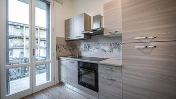 Frigorifero, microonde, forno, piano cottura