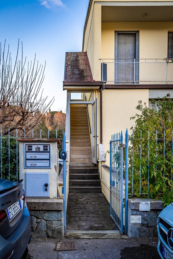 Unclassified image, 1 of 33, button