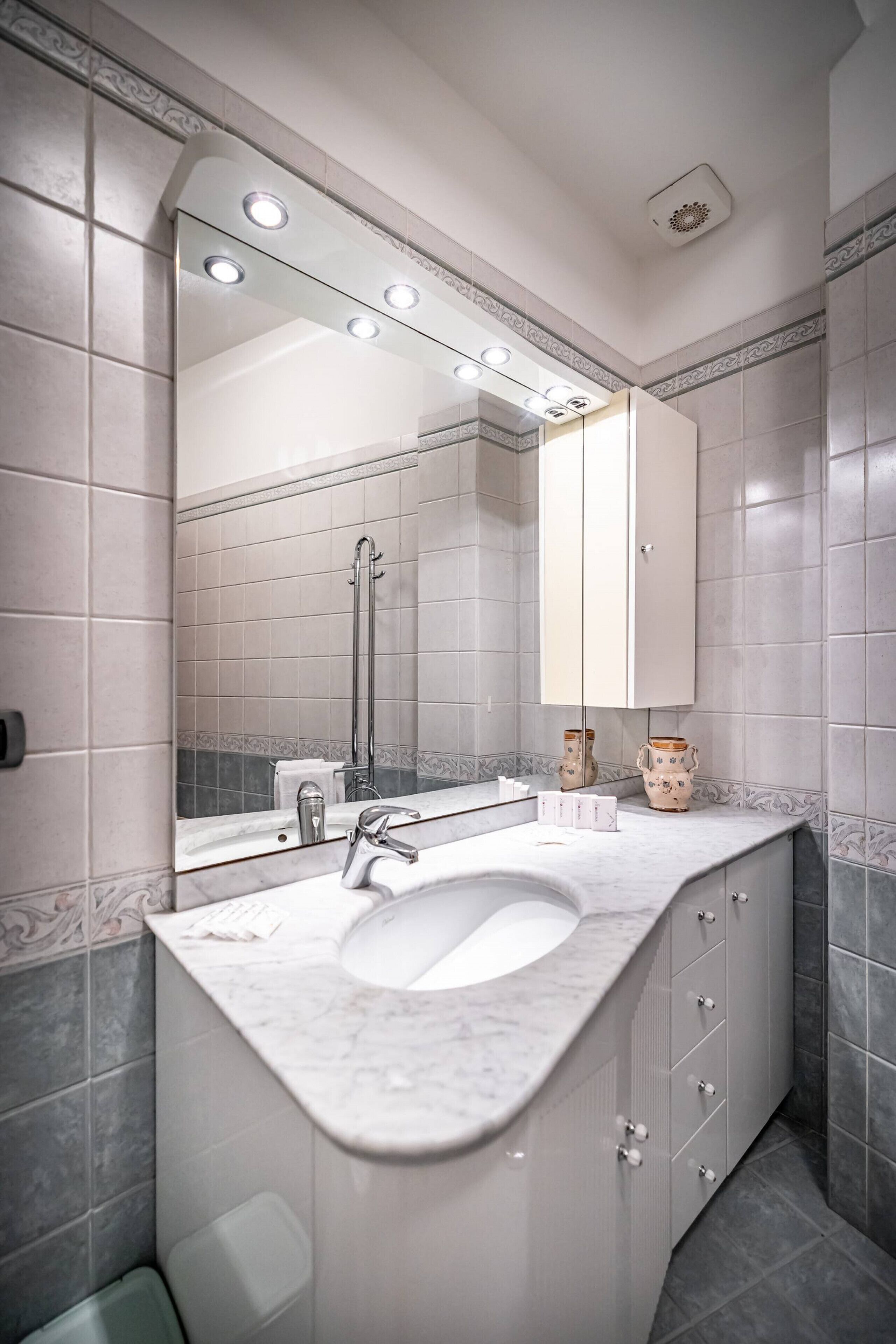 Chuveiro, secador de cabelo, bidê, sabonete