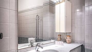 Chuveiro, secador de cabelo, bidê, sabonete