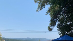 A poolside area with lounge chairs and umbrellas, overlooking a lake and mountains. - Casa Vallesana, Fraccionamiento "El Coporito", Magnificent lake view (Valle de Bravo)