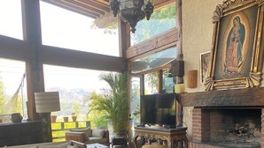 A cozy living room with a fireplace, comfortable seating, and a large TV. - Casa Vallesana, Fraccionamiento "El Coporito", Magnificent lake view (Valle de Bravo)