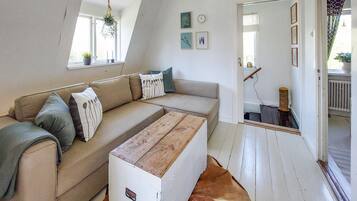 Smart TV, chimenea y estéreo