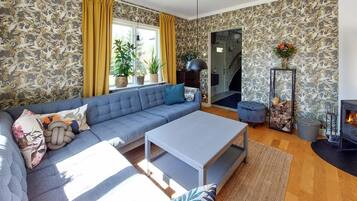 Smart TV, caminetto, impianto stereo