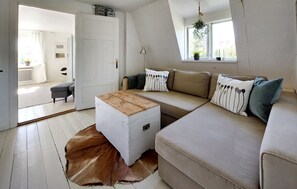 Smart-tv, eldstad och en stereo