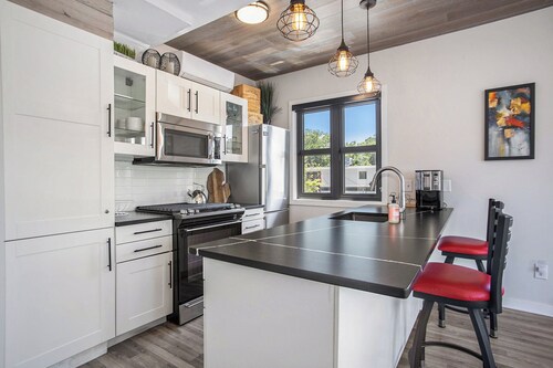 The Urban Coastal : Downtown Saugatuck - Cozy Condo with Lakeside Views