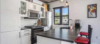 The Urban Coastal : Downtown Saugatuck - Cozy Condo with Lakeside Views