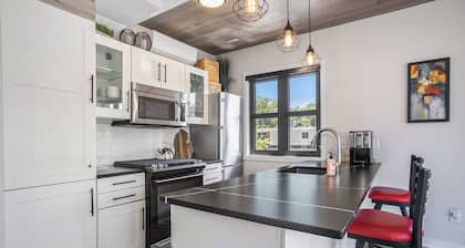 The Urban Coastal : Downtown Saugatuck - Cozy Condo with Lakeside Views