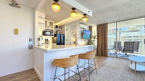 Interior - The Pineapple Place, A gorgeous 9th floor Waikiki Apartment + Pool & Spa (Honolulu)
