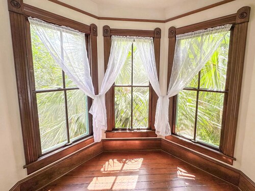 Victorian Apt. w/ Tailgate Spot near Stadium!