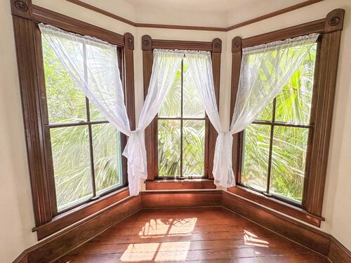 Victorian Apt. w/ Tailgate Spot near Stadium!