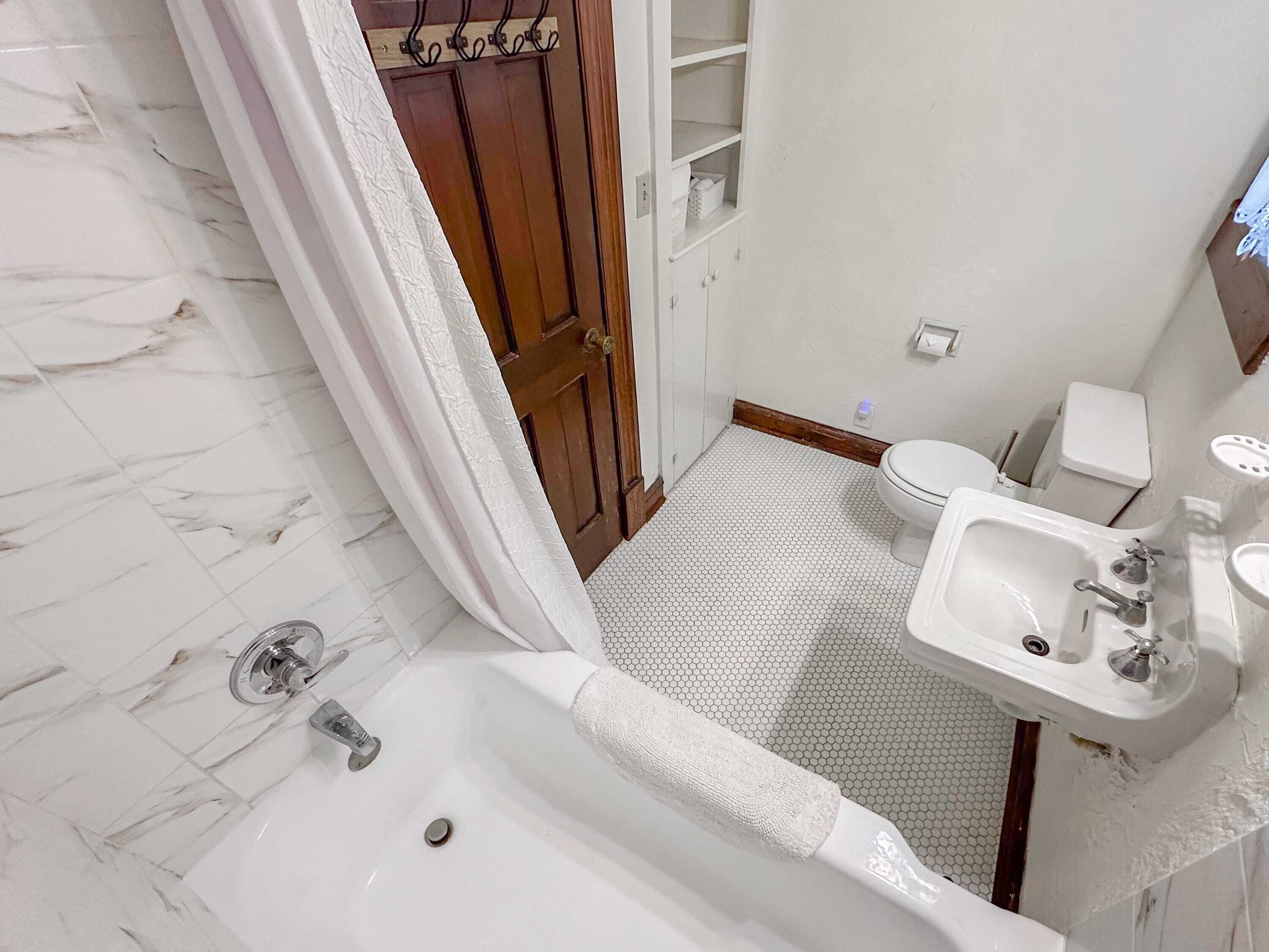 Dusj, hårføner og håndklær