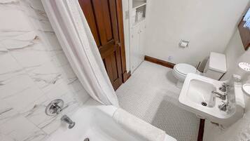 Dusj, hårføner og håndklær