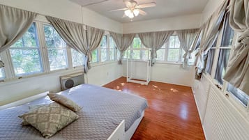 4 bedrooms, iron/ironing board, WiFi, bed sheets