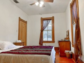 2 bedrooms, iron/ironing board, WiFi, bed sheets - Private UF Stadium Parking! Historic DWTN Duckpond (Gainesville)
