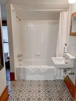 Shower, hair dryer, towels - Private UF Stadium Parking! Historic DWTN Duckpond (Gainesville)