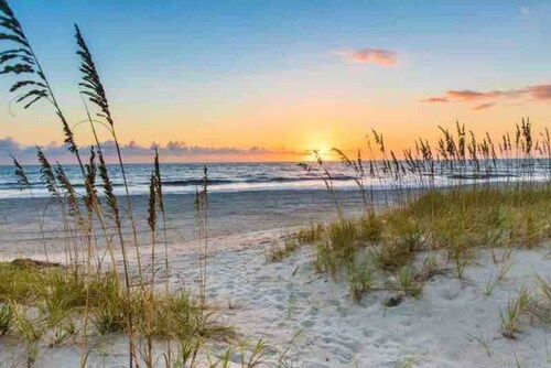 Newly Remodeled - Close to Beach and down town and several great restaurants.