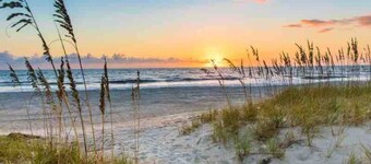 Newly Remodeled - Close to Beach and down town and several great restaurants.