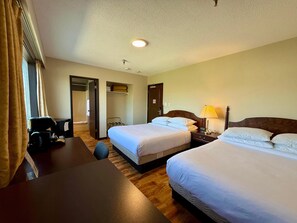 基本客房, 2 張加大雙人床, 非吸煙房, 山景 | 迷你吧、隔音、熨斗/熨衣板、免費無線上網