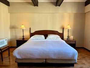 豪華客房, 1 張特大雙人床, 山景 | 迷你吧、隔音、熨斗/熨衣板、免費無線上網