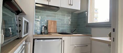 Microwave, oven, stovetop, coffee/tea maker