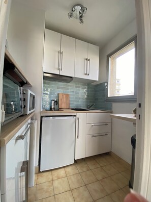 Microondas, horno, parrilla de estufa y cafetera y tetera 