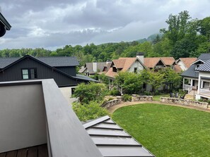 Property grounds - New Carriage House in Beautiful Cheshire Village. Year Round Mountain Views! (Black Mountain)