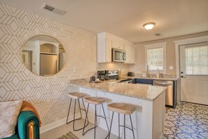 Private kitchen - Castle Street Retreat - Steps From Downtown Wilmington (Wilmington)