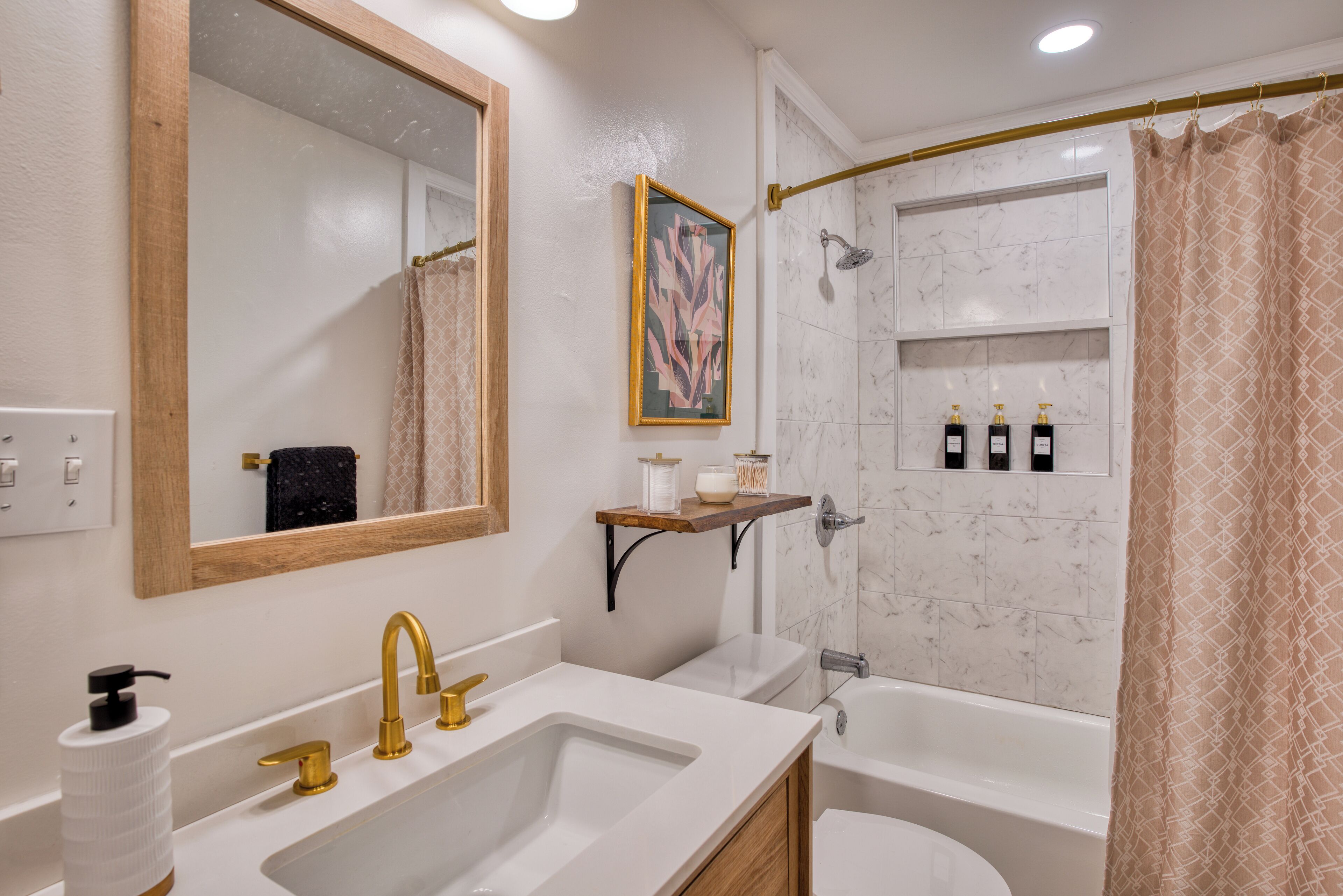Towels, soap, shampoo, toilet paper