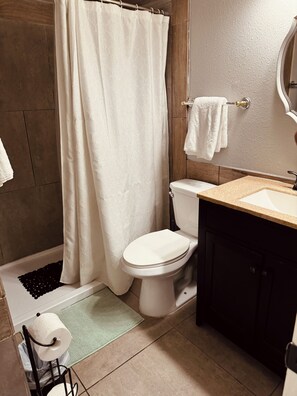 Dusche, Haartrockner, Handtücher, Seife