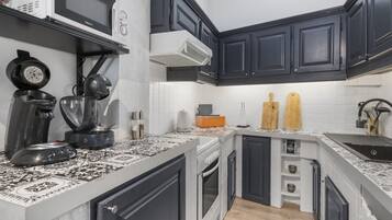 Maison | Cuisine privée | Bouilloire électrique, grille-pain, chaise haute