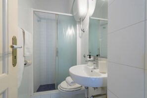 Een douche, een haardroger, handdoeken, zeep