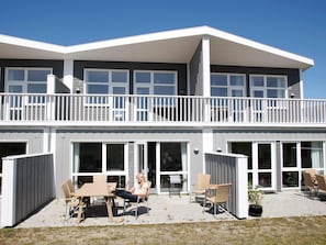 House | Outdoor dining - 8 Person Holiday Home on a Holiday Park in Lokken (Lokken)
