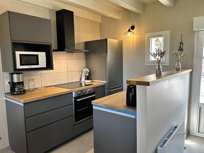 Fridge, microwave, oven, dishwasher - 708 - Maison Lanruen, feet in the water. (ERQUY)