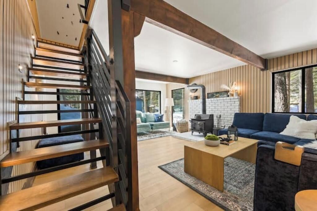 Smart TV, fireplace, books, stereo