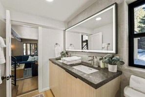 Toalhas de banho, sabonete, shampoo, papel higiênico