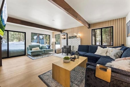 Smart TV, fireplace, books, stereo. Modern Cozy Cabin Retreat