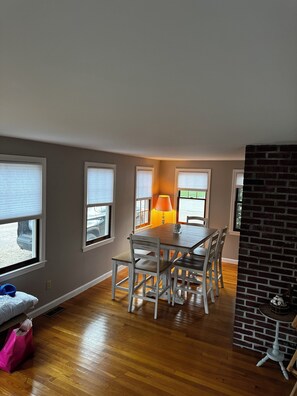Dining - Last minute Cape cod rental
Bikes, Beach ,ac ,laundry ,ping pong table (Dennis)