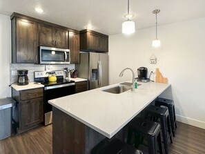 Geladeira, micro-ondas, fogão, cooktop