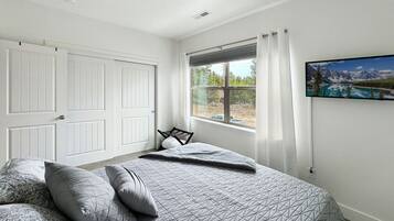 3 chambres, bureau, fer et planche Ă repasser, lit parapluie